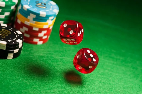 diva168 Android App interface showing slot games and live-dealer sections